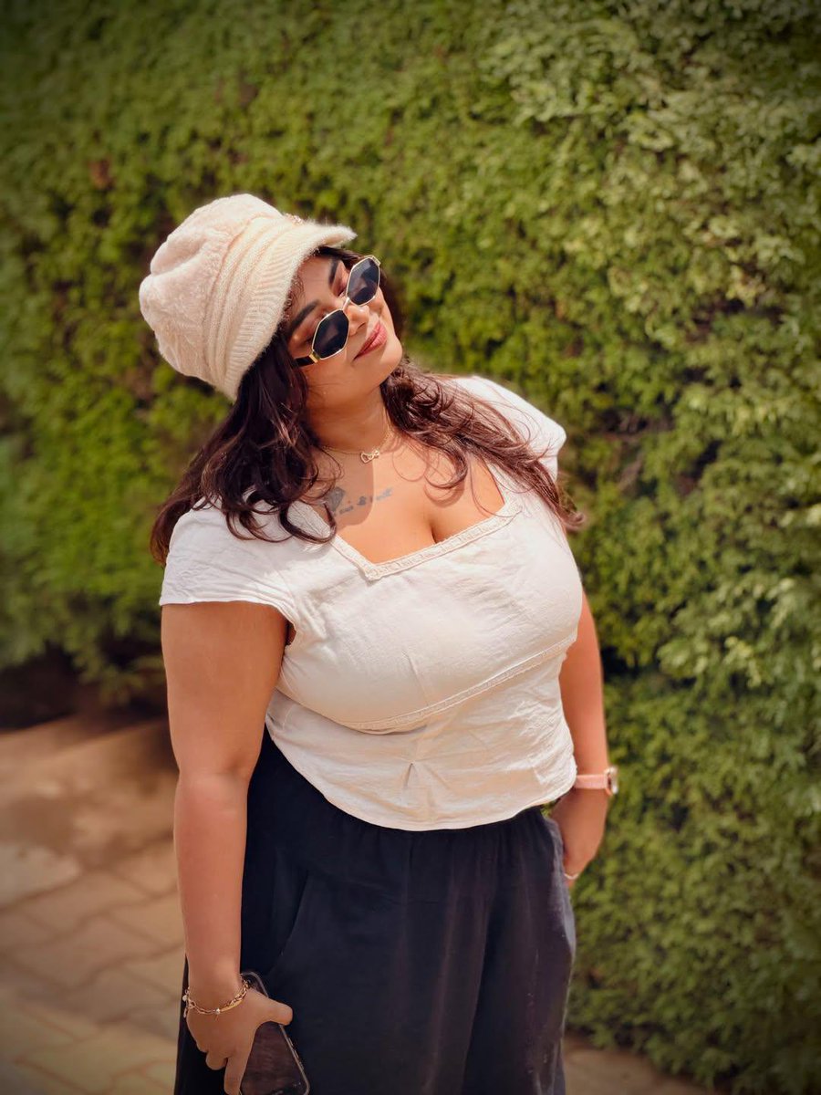 NaveenVat's tweet photo. Keerthana unnoda boobs ivvalavu perusa iruku rendume chithi 100 kilo irukuma amma sexiya irukudi unnoda koothiyileye keele vellaiya irukuma keela thennai pottu nakka nandri . mela loosu icecream pottu nalla sappanum evalavu sexiya unnai padaithirukiran paru un appan avan sunniku https://t.co/AixctLK4pa