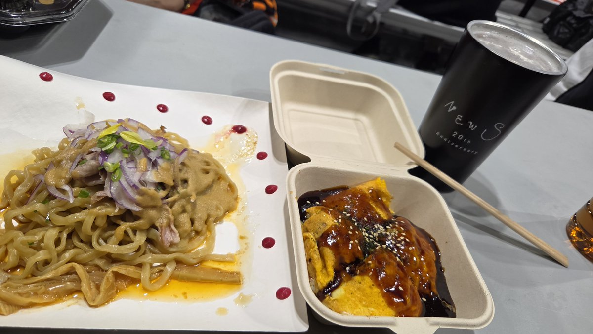 cmroopy's tweet photo. コヤソニ、たくさん食べて飲みました🥰どれも美味しかった！
屋内だから涼しいし、テーブルと椅子も多いし、モニターたくさんあるから食べなからライブも見られるし、トイレの並び列も少なくて快適すぎました。小籔さん、ありがとうございます！！！ https://t.co/0stBXRazb1
