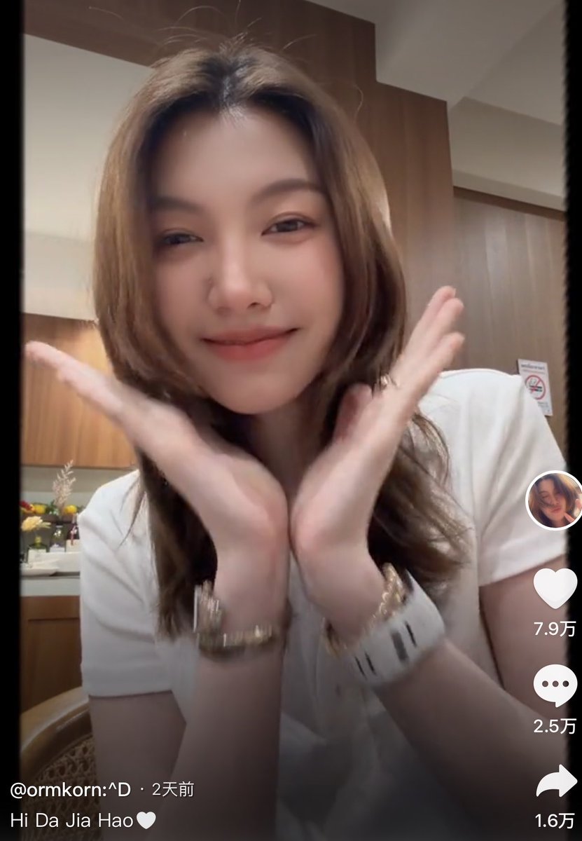 kaijeaw__19's tweet photo. เมื่อวาน ตอนไลฟ์สตรีมหาย ออมนั่งโป้ยกับฟค.

ออม : where is live streaming?  “ douyin 😳 ” ฉันมี douyinน้า  ฉันอ่านไม่ออก อ่านไม่เข้าใจ “ เจ่เจ้😃 ”

“ อ่านไม่ออก แต่โหลดมาเอง ลงคลิปเอง ชี้เจ่เจ้ ” 
แปลว่าอะไร๊!! ข้อดีมีแฟนเป็นลูกครึ่ง😭🤏🏻 https://t.co/j1gAPPycSU