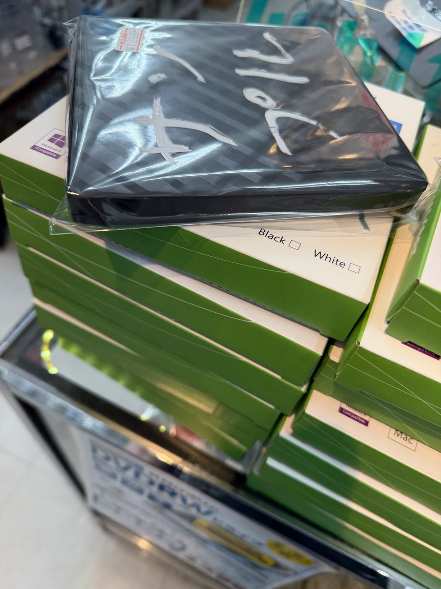 ovalmultimedia's tweet photo. レアモノショップです。

新品の外付けDVDドライブ再入荷しました。
今回もTAKUSANあります。Type-cでも繋がります

さらにノートパソコン用光学ドライブのジャンク品がジャンジャン出てきます。

#ovalmultimedia #日本橋でんでんタウン https://t.co/V9boqC3K35