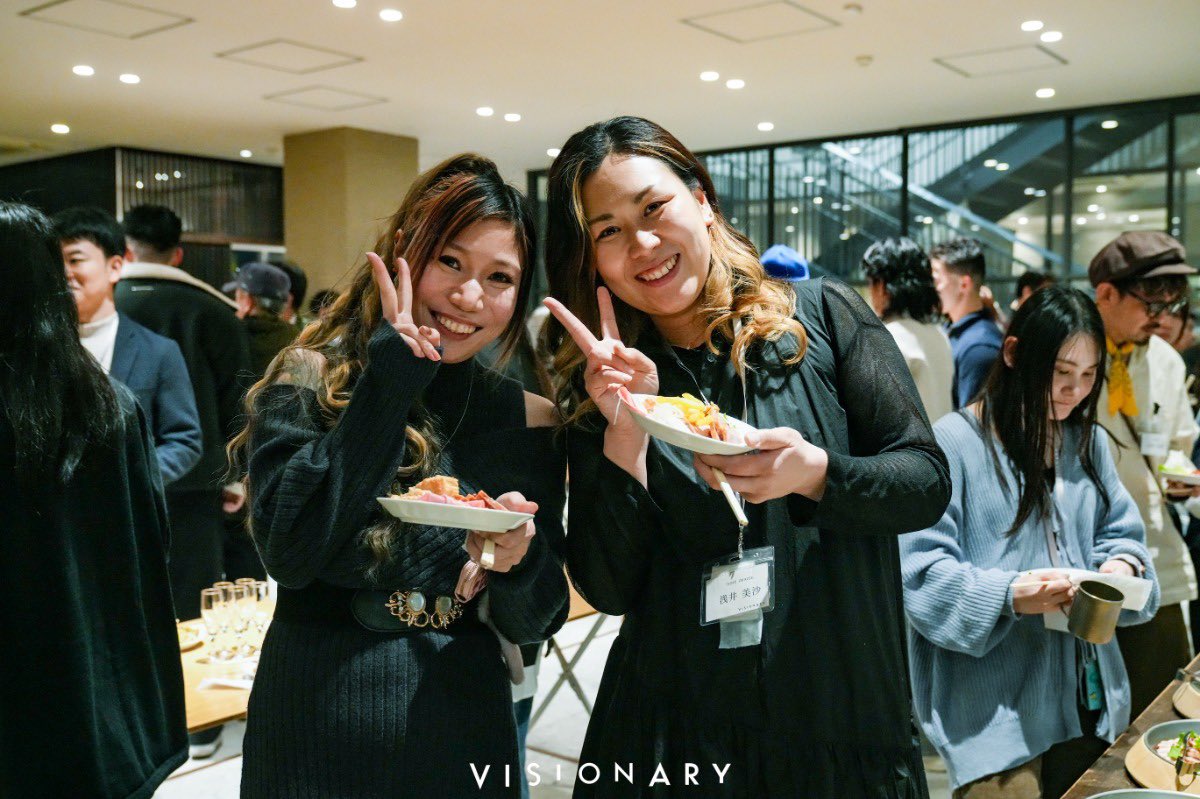 visionary_kato's tweet photo. MVP受賞した浅井さんが「ビジョナリーを知ったきっかけは、一通のスカウトメッセージ。日々いくつも届くスカウトの中で、返信したのはビジョナリーだけ。何気なく写真を見たときに、会社の雰囲気に惹かれました」と話してくれた。いつ施設を訪れてもほんとに明るいし、チームのみんなのおかげすぎる。 https://t.co/R0vjmInE3a