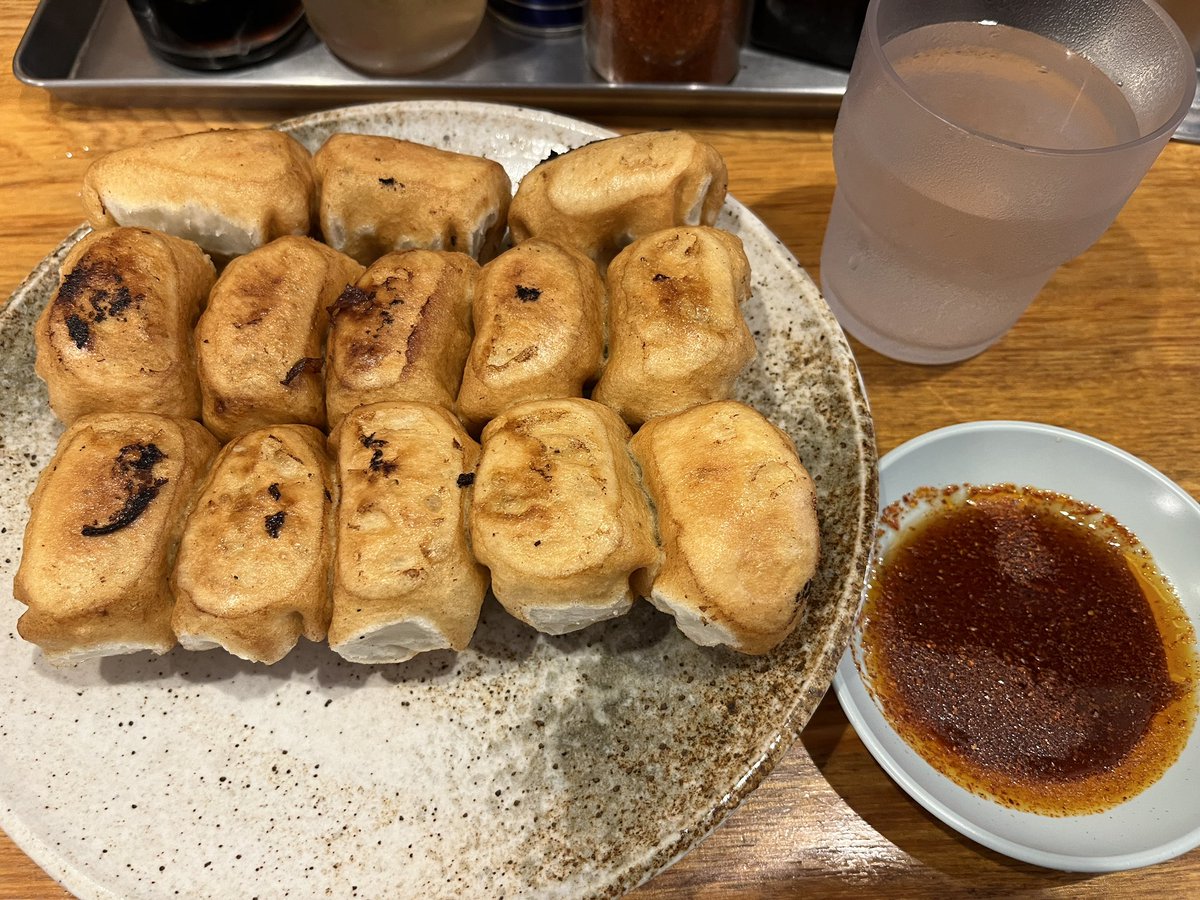 sshimi's tweet photo. ファイト餃子の焼き餃子16個(3個は後からくる)。休みの日に来たから1時間くらい行列で待った。美味しいし真ん丸で可愛いし、人気店だからしゃーない。 https://t.co/JlrTRnlbdk