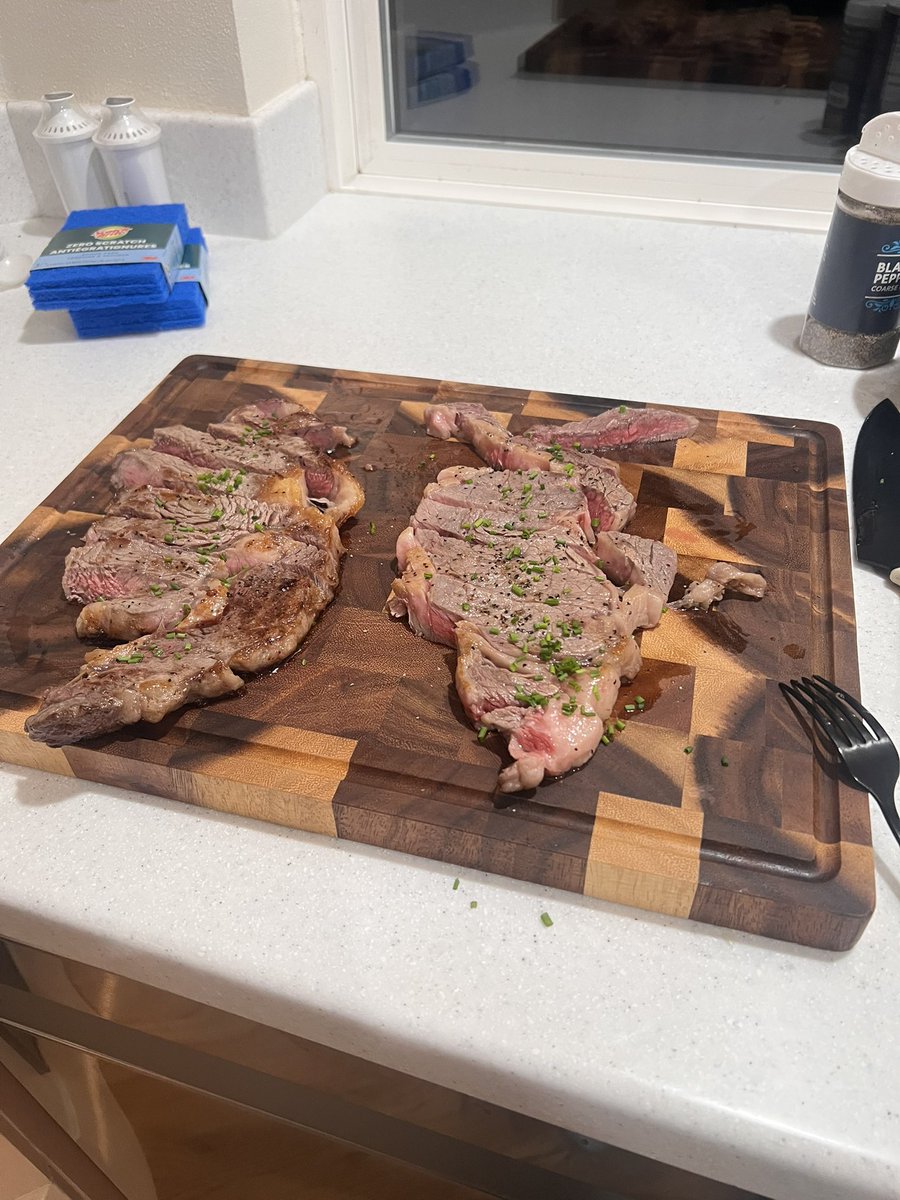 ArcticArua's tweet photo. I cooked it medium :( https://t.co/AK7AtSmgBa