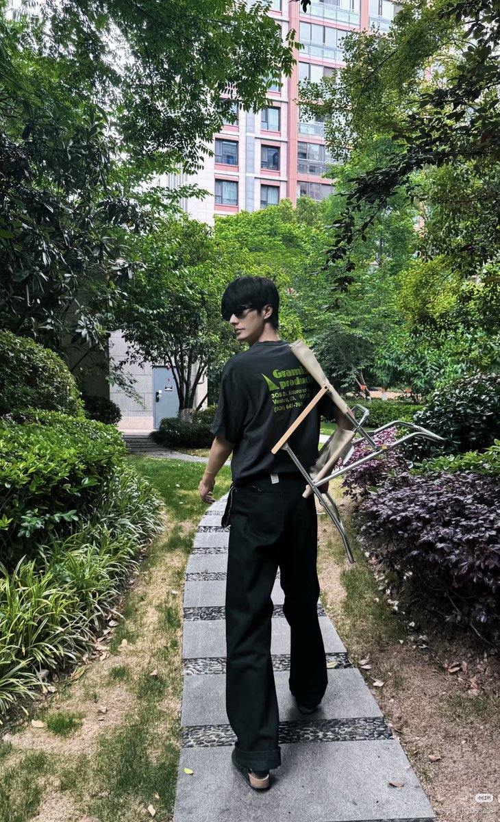 liuchanq's tweet photo. met rabu guys

tutorial menyendiri di taman
1. bawa kursi sendiri
2. duduk https://t.co/BqrXxZTzRp
