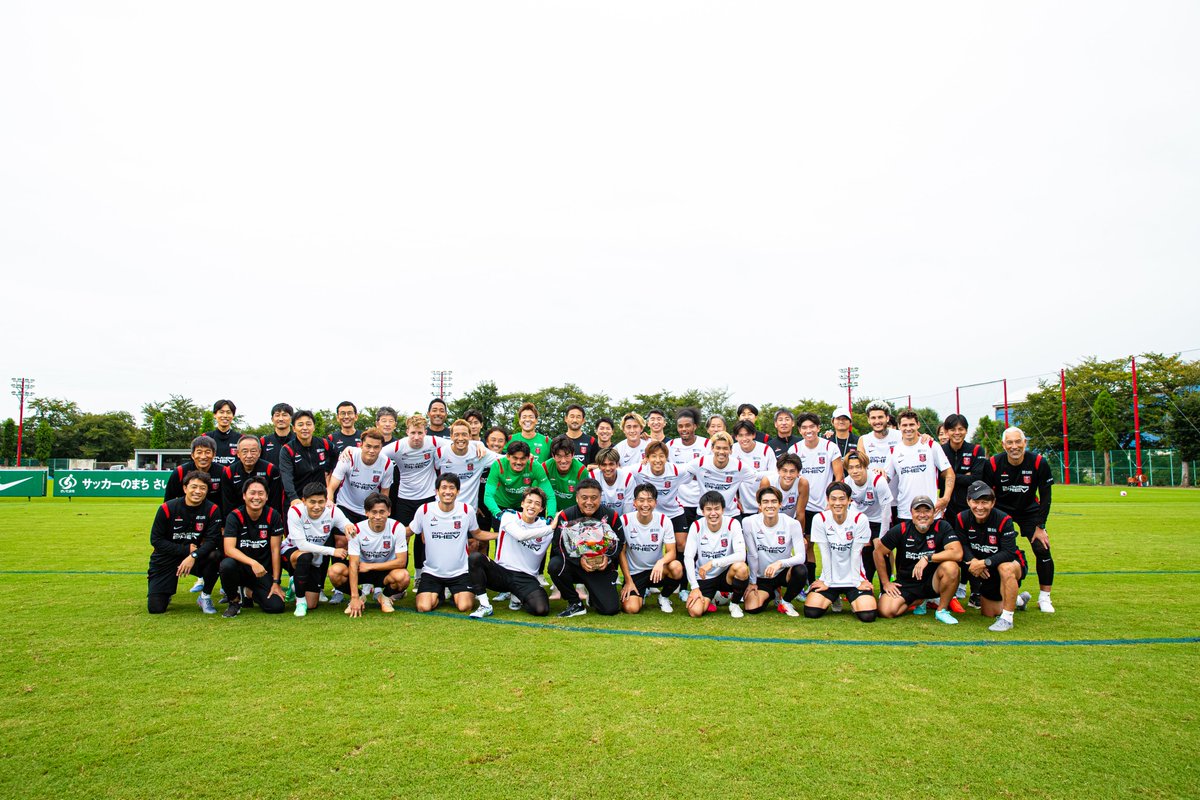 REDSOFFICIAL's tweet photo. 9/19の東京ヴェルディ戦で、J1リーグ通算100勝を達成した曺 貴裁監督。
トレーニング後、みんなで100勝をお祝いしました🎉

#UrawaRedDiamonds #urawareds #浦和レッズ 
#WeareREDS https://t.co/a2M5brcDFC