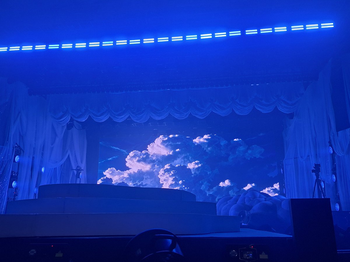 HLimonada's tweet photo. Aun no supero el concierto de humbe, las fotos con sus papás, la chamarra pintada que me firmaron, ponerle tatuajes a sus papis y al staff, verlo en primera fila y la gorra autogafiada☁️🩵 https://t.co/JNNXuCSHNv