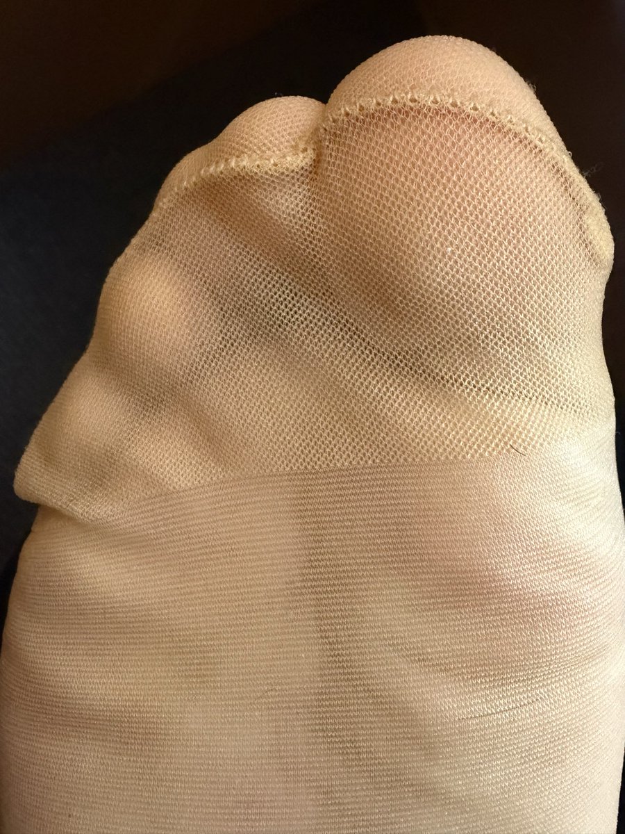 socksfoot80's tweet photo. 聞起來酸酸的😈
寶子應該很喜歡？
#原味絲襪 #絲襪 https://t.co/wi5wVgNkRD