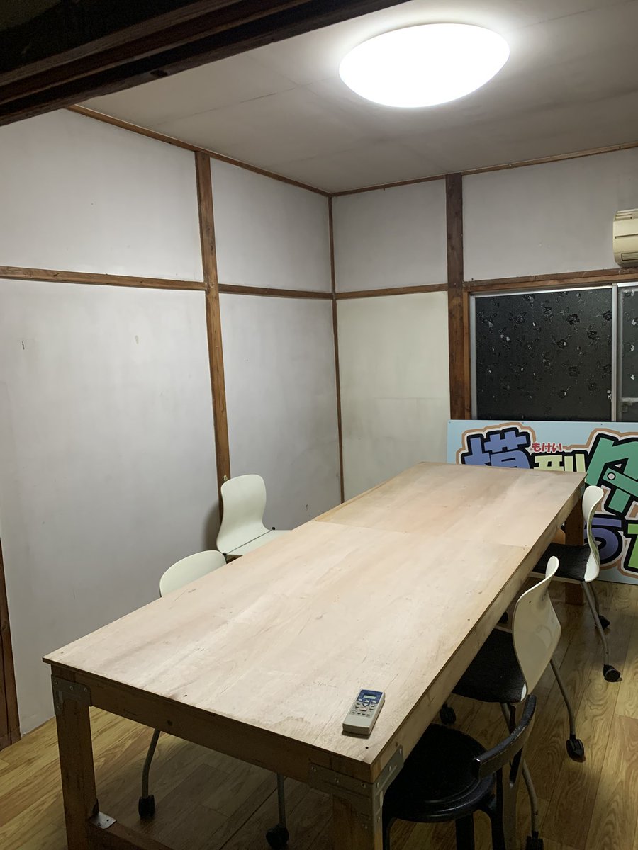 mokei_t_uchida's tweet photo. 作品展示や商品陳列作業すすんでおります❗️
10月上旬にまずは1階の売り場から再オープン目標で進めております❗️

ただ、看板を前の店の取り外して持ってきたんですが大きすぎて（ひとまず制作スペースに避難💦）、まだもとのクリーニングやさんのままなんですよ。。。😓

#模型タイムうちだ https://t.co/wp4FSipL5D