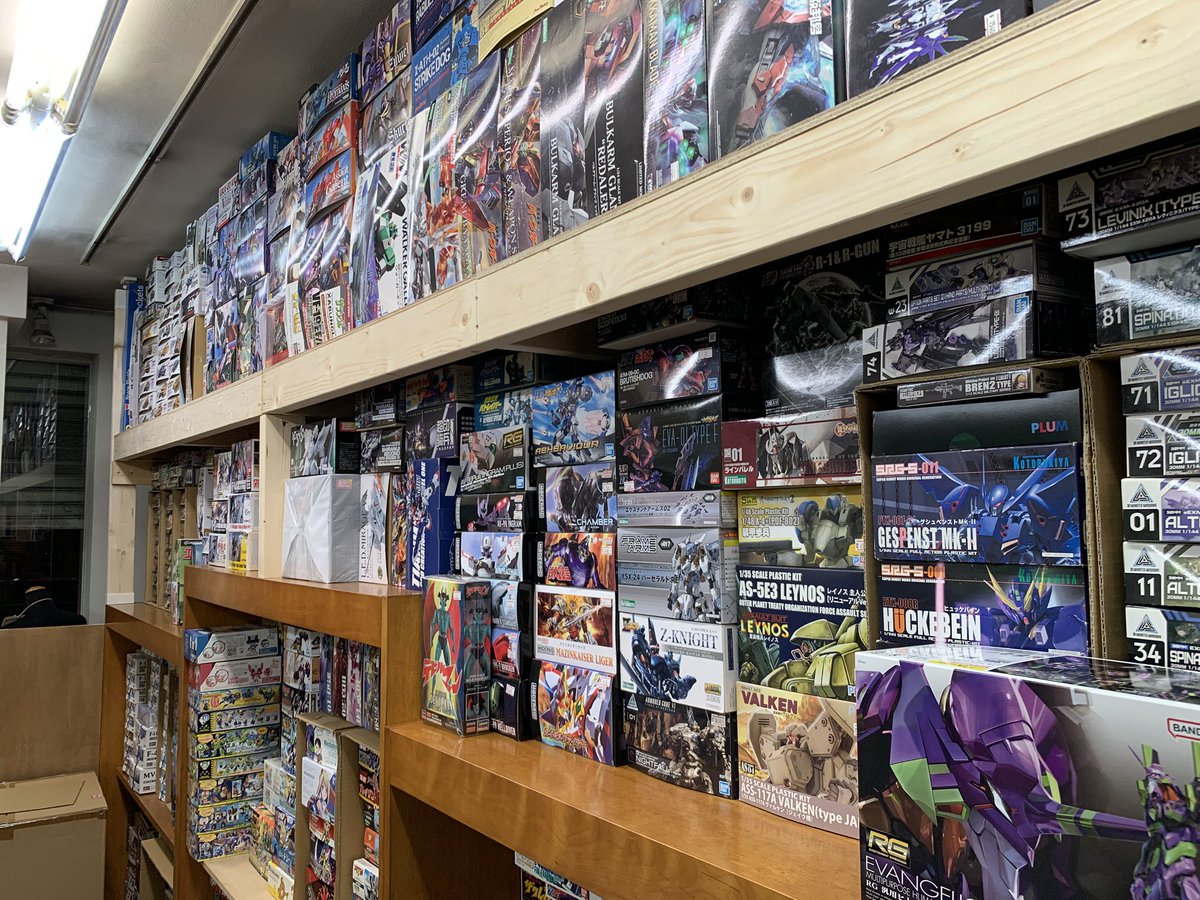 mokei_t_uchida's tweet photo. 作品展示や商品陳列作業すすんでおります❗️
10月上旬にまずは1階の売り場から再オープン目標で進めております❗️

ただ、看板を前の店の取り外して持ってきたんですが大きすぎて（ひとまず制作スペースに避難💦）、まだもとのクリーニングやさんのままなんですよ。。。😓

#模型タイムうちだ https://t.co/wp4FSipL5D