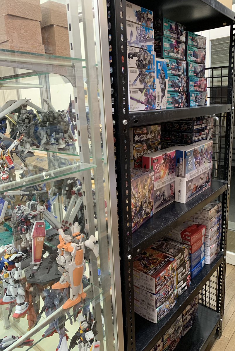 mokei_t_uchida's tweet photo. 作品展示や商品陳列作業すすんでおります❗️
10月上旬にまずは1階の売り場から再オープン目標で進めております❗️

ただ、看板を前の店の取り外して持ってきたんですが大きすぎて（ひとまず制作スペースに避難💦）、まだもとのクリーニングやさんのままなんですよ。。。😓

#模型タイムうちだ https://t.co/wp4FSipL5D