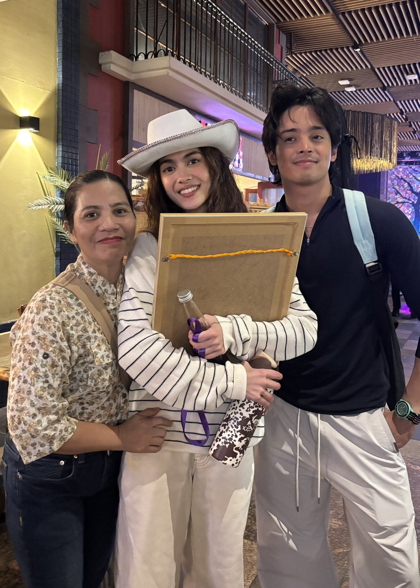 AnalynG73's tweet photo. Me: "Tash, pwede pa-pic?"
Tash: tumingin nakangiti "Yes po, ikaw pa" 🥹
Me: KILIG! Kilala na niya ako! 😍
Me: "KD, sama ka, kayong dalawa na"
KD: "Yes Ate, sige po" 💙
Magka-wavelength talaga, parehong mabait! Labyu KD & Tash! 🫶

#KDEstrada #AtashaMuhlach #BonggaKaDay #KAYDETS #KDTash