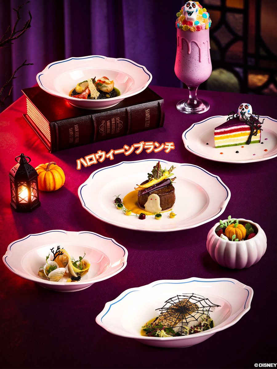 SHDR_Official's tweet photo. ＼「ハロウィーン・カーニバル」限定グルメ＆グッズが新登場！🎃／

上海ディズニーの「ハロウィーン・カーニバル」期間中、限定の特別グルメが続々登場！おいしいフードやスイーツを思いっきり楽しんで���！

さらに、ピートの新作グッズも登場！あのビッグな可愛さで、この期間限定の素敵な思い出をたくさん残そう！

これからも新しい��ーマグルメやグッズが続々登場する予定だよ！ ぜひ #上海ディズニーリゾート に遊びに来て、あなただけのお気に入りを見つけてね！