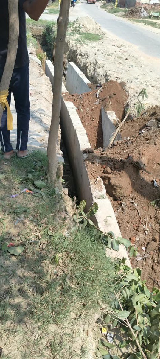 GULSHARMALIK786's tweet photo. @CDOBaghpat @myogioffice @kpmaurya1 @PMOIndia @AmitShah @myogiadityanath @UPCMOffice @CommissionerMe3 @NEWSBAGHPAT @BagpatDm @BagpatDoprup @UPGovt @BJP4India @BJP4UP @Avesh_BSP @diobaghpat @bemisalbaghpat @aajtak @uppwdofficial के अधिकारी अरविन्द कुमार जई की मिली भगत से नाला निर्माण में गठिया गुणवती का माल लगाया जा रहा है उत्तर प्रदेश सरकार संज्ञान लेकर तुरंत एक्शन ले और बागपत प्रशासन भी संज्ञान लेकर कार्रवाई करने की कृपा करें और ऐसा घटिया सामान न लगाने की अनुमति दें इस कार्य को बंद कराने की कृपा करें https://t.co/fRfgN31nk3