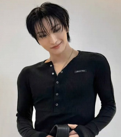 realmspinner's tweet photo. Dilf!HJ AU (#2): Sh gets fired from his office job due to unfair cuts.  Seniority put him last.  He’s scraping by as it is, and it was so sudden, that he decides to go out for the night.  He gets all dressed up, with glitter on his face, but there’s no one who sparks his interest https://t.co/D9rVHW7P69