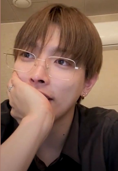 realmspinner's tweet photo. Dilf!HJ AU (#2): Sh gets fired from his office job due to unfair cuts.  Seniority put him last.  He’s scraping by as it is, and it was so sudden, that he decides to go out for the night.  He gets all dressed up, with glitter on his face, but there’s no one who sparks his interest https://t.co/D9rVHW7P69