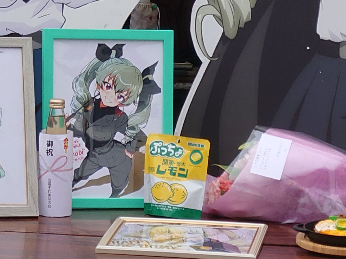 kumaisao's tweet photo. チョビ誕会場に戻りました。今年のドゥーチェイラストを祭壇に置かせて頂きました。沢山ファンの方集まって盛り上がってます(⁠*⁠´⁠ω⁠｀⁠*⁠) https://t.co/YJrnnoS3YV