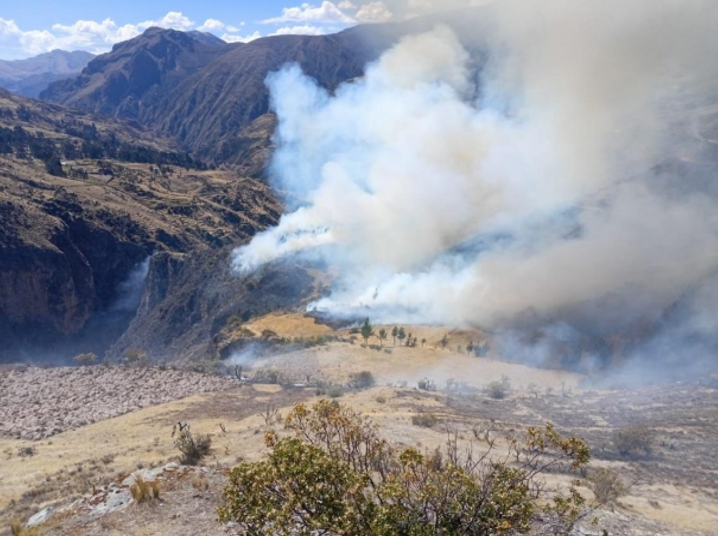 COENPeru's tweet photo. 🔥 Apurímac: personal del municipio provincial y pobladores del sector Ccocha controlaron #IncendioForestal registrado el 20/9 en la comunidad Curanco, distrito y provincia #Antabamba, pero continúan labores para sofocar los focos de calor. Gobierno local ejecuta la #EDAN. https://t.co/ocbAoYLv0g