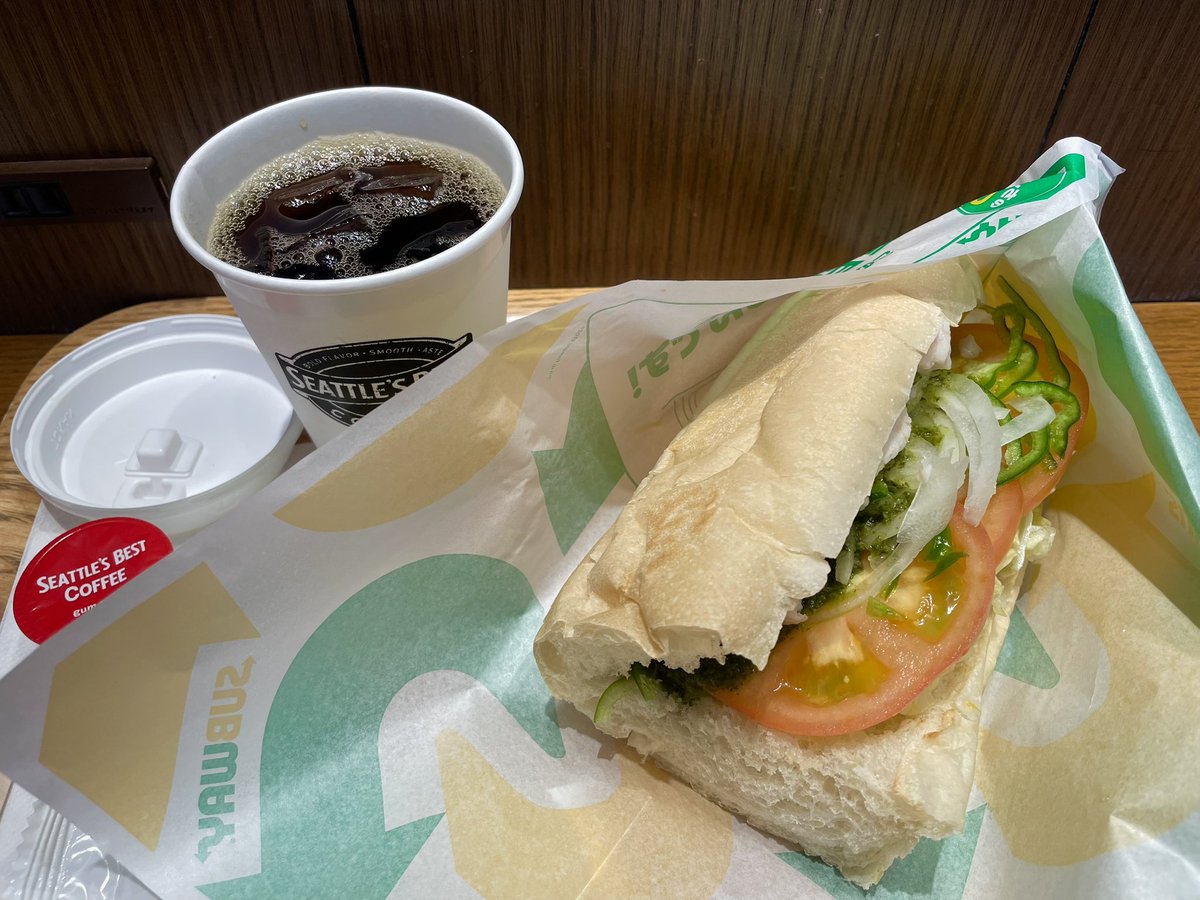 maruhotdog's tweet photo. 昨日までの連勤を終え、
今日から やっとのニ連休。
サラダチキンのサンドで、
プチ打ち上げなんかやっちゃう。
ヘルシーおいしー🥖🍗🥗
#SUBWAY
#六本松 https://t.co/SK3UQo1Tg2