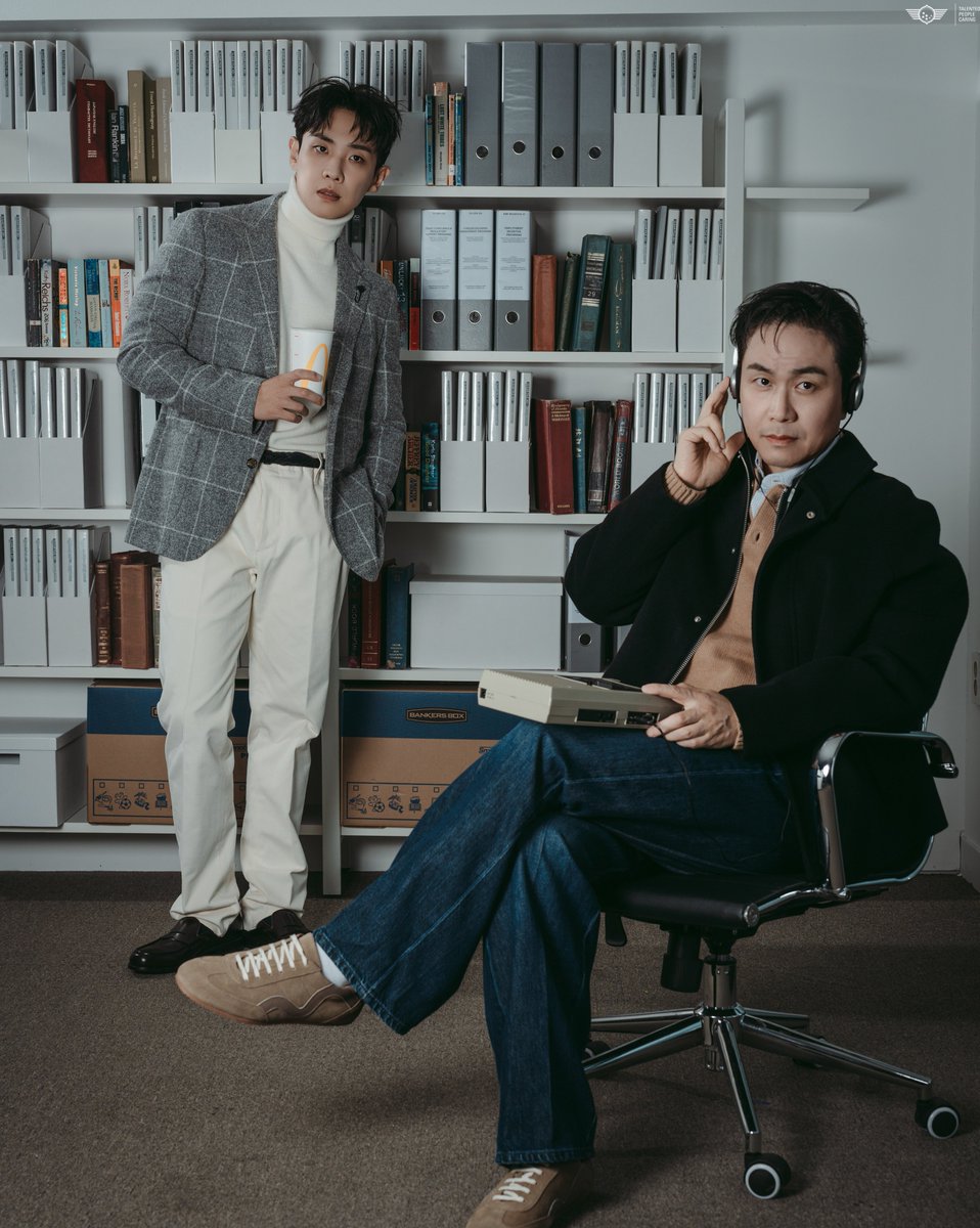 PrainTPC's tweet photo. [오정세][이준] 

오늘도 바쁘게 돌아가는 어느 오피스의 하루 🏢

‘하퍼스 바자’ 10월호 화보 비하인드 공개 📸

더 많은 비하인드는 프레인TPC 블로그에서 확인하세요!
➥ https://t.co/JSR0yUXlvd

#오정세 #이준 
#하퍼스바자 #HarpersBAZAAR https://t.co/mncNVMGFIR