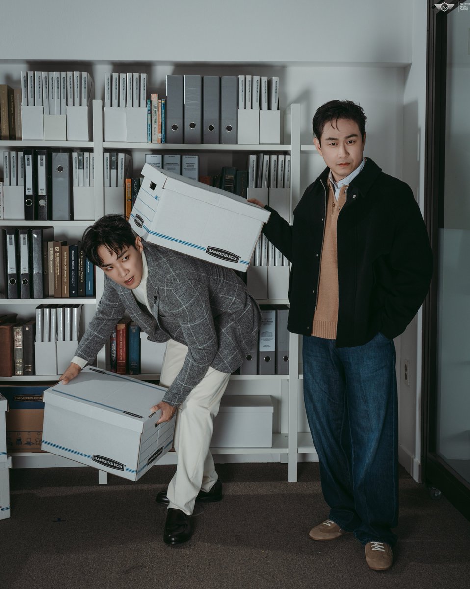 PrainTPC's tweet photo. [오정세][이준] 

오늘도 바쁘게 돌아가는 어느 오피스의 하루 🏢

‘하퍼스 바자’ 10월호 화보 비하인드 공개 📸

더 많은 비하인드는 프레인TPC 블로그에서 확인하세요!
➥ https://t.co/JSR0yUXlvd

#오정세 #이준 
#하퍼스바자 #HarpersBAZAAR https://t.co/mncNVMGFIR