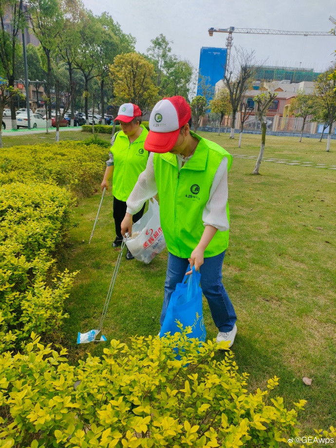 honeyHannal's tweet photo. Come join our neighborhood cleanup this Saturday morning at 9 AM at the central park! Free coffee u0026 snacks provided. Let’s make our community greener together! https://t.co/E5RyG3paiu