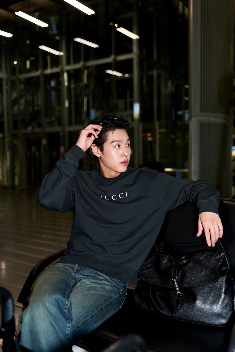 howemagazine_th's tweet photo. เตรียม Take Off สู่มิลาน! Gucci Brand Ambassador “บิวกิ้น-พุฒิพงศ์” #Bbillkin ร่วมด้วย “พีพี-กฤษฏ์” #PPKritt Brand Ambassador คนล่าสุด พร้อมออกเดินทางไปร่วมชมแฟชั่นโชว์ของ Gucci ในคอลเล็กชัน Spring - Summer 2027 ที่ Milan Fashion Week ประเทศอิตาลี

โดย “บิวกิ้น” เปิดทริปด้วย Airport Look ในเสื้อสเวตเชิ้ตผ้าคอตตอนเจอร์ซีย์สีเทาเข้ม โดดเด่นด้วยลายพิมพ์กลิตเตอร์ Gucci จากคอลเล็กชัน Gucci Primavera จับคู่กับกางเกงเดนิมผ้าฝ้ายฟอกสี ตกแต่งด้วยสัญลักษณ์ Horsebit เสริมลุคด้วยไอเท็มชิ้นเด่นอย่างกระเป๋ารุ่น Jackie Flap หนังนิ่มสีดำเงา พร้อมฮาร์ดแวร์ตัวล็อคแบบพิสตัน (Piston) อันเป็นเอกลักษณ์ มอบความคล่องตัวตลอดการเดินทางด้วยรองเท้าสนีกเกอร์ดีไซน์ยืดหยุ่น Men’s Flex หนังกลับสีดำ

“พีพี” เปิดบทใหม่ของการเดินทางเข้าร่วมชมแฟชั่นโชว์ของ Gucci ครั้งแรกในฐานะ Brand Ambassador พร้อมปรากฏตัวในโททัลลุคสุดโดดเด่นจากคอลเล็กชัน Gucci Primavera เสื้อเชิ้ตผ้าไหมผสมเดนิมสีดำฟอกสี แมทกับกางเกงเดนิมผ้าฝ้ายสีดำทรงเทเลอร์ พร้อมด้วยกระเป๋าแบบซ่อนและป้ายหนัง Gucci คอมพลีทให้ลุคโดดเด่นด้วยกระเป๋าคาดอก Flatpack จากผ้าแคนวาสลายโมโนแกรม GG และรองเท้า Giovanni Loafer หนังสีดำ ทรงยาวเรียวตกแต่งด้วยสัญลักษณ์ Interlocking G

#Gucci #MFW
#GucciTheStoreShow
#HOWEMAGAZINE