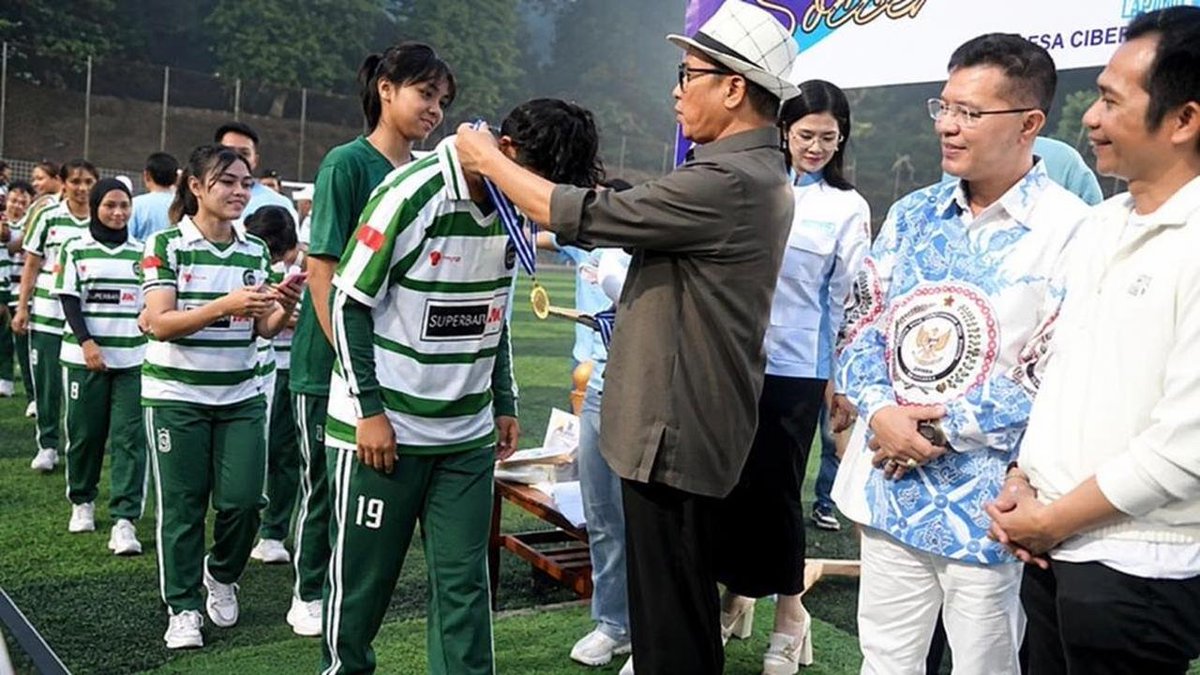 NasaruddinSt's tweet photo. Menteri Desa PDT *Yandri Susanto*  menilai lomba sepak bola antar-RT/desa dapat menggerakkan ekonomi lokal, mengembangkan potensi olahraga dan wisata desa. Kemendes PDT juga menyiapkan Liga Desa Nasional 2027 di Kabupaten Mojokerto sebagai wadah menggali talenta muda desa. https://t.co/cfSvr250S7