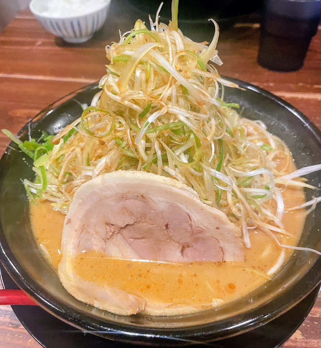 takahanaya56's tweet photo. 松山市湊町へ
味噌とんこつらーめんまる🍜

ネギ味噌らーめん大盛❗️
LINEで大盛無料で900円は👍

ネギシャキシャキうま✌️
腹パン大満足ごちそうさま😋

＃味噌とんこつらーめんまる
＃愛媛ラーメン ＃松山市 https://t.co/FlxzD622Q3