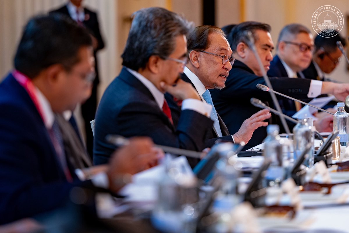 anwaribrahim's tweet photo. Memasuki hari kedua lawatan kerja di Shanghai, saya memulakan pagi ini dengan mempengerusikan Perbincangan Meja Bulat bersama pemimpin industri daripada 21 syarikat terkemuka China bagi meneroka peluang pelaburan strategik bernilai tinggi di Malaysia.

Perbincangan menyentuh pelbagai sektor berimpak tinggi termasuk semikonduktor, kecerdasan buatan (AI), robotik, kenderaan elektrik (EV), bahan bateri, optik termaju, bioteknologi, penjagaan kesihatan, bahan kimia khusus dan pembuatan termaju.

Saya turut mendengar secara langsung perancangan dan aspirasi pemain industri, termasuk peluang yang mereka lihat di Malaysia serta langkah yang diperlukan untuk merealisasikan pelaburan tersebut.

Malaysia mempunyai asas yang kukuh untuk terus berkembang sebagai hab pelaburan dan pembuatan bernilai tinggi di rantau ini, didukung ekosistem perindustrian yang matang, tenaga kerja berkemahiran, kedudukan strategik serta jaringan rantaian bekalan yang kukuh.

Kerajaan MADANI akan terus memudah cara pelaburan berkualiti yang membawa bersama pemindahan teknologi, pembangunan bakat tempatan, pengukuhan penyertaan syarikat Malaysia serta pembukaan lebih banyak peluang pekerjaan berkualiti.

#MalaysiaMADANI
#DiplomasiMADANI
#YakinMADANI