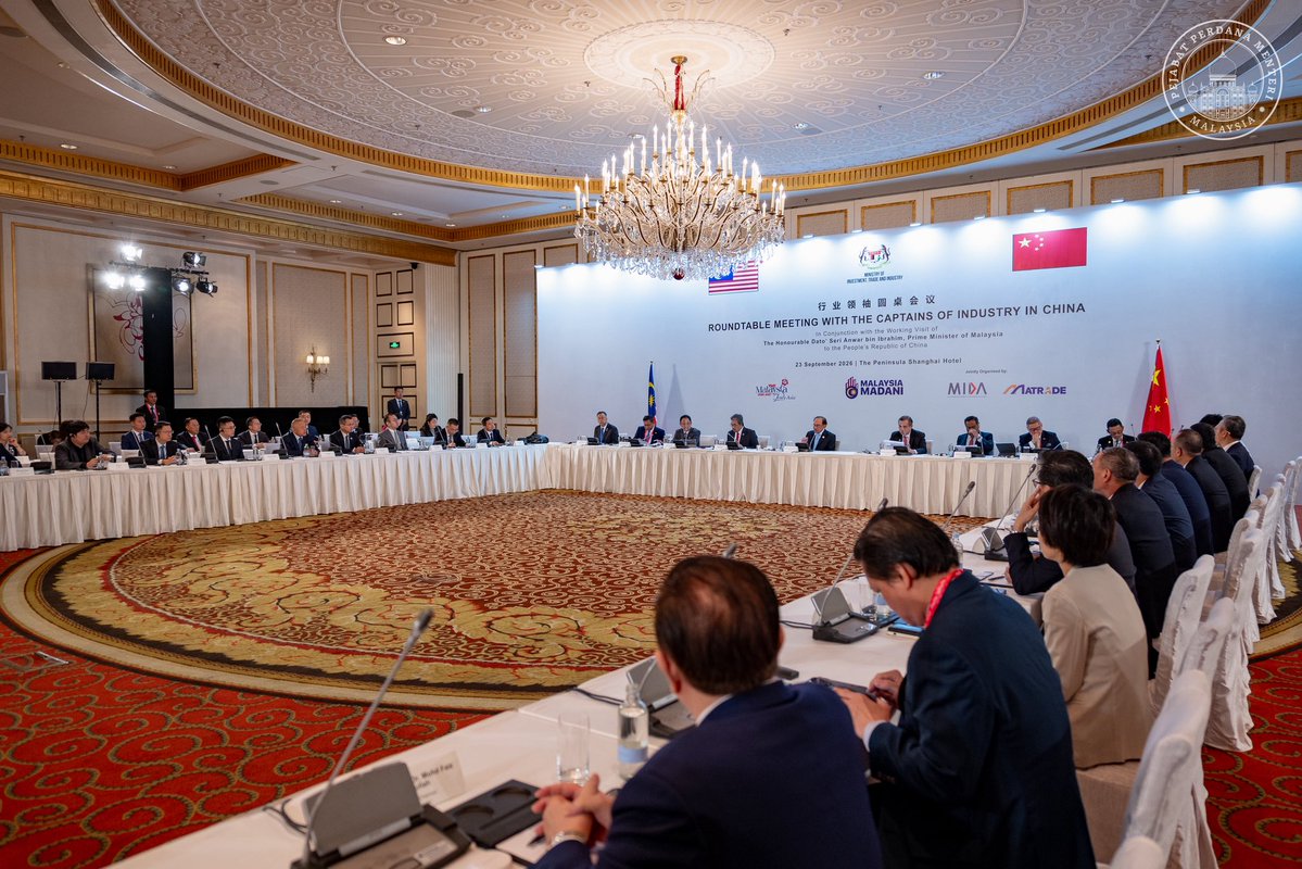 anwaribrahim's tweet photo. Memasuki hari kedua lawatan kerja di Shanghai, saya memulakan pagi ini dengan mempengerusikan Perbincangan Meja Bulat bersama pemimpin industri daripada 21 syarikat terkemuka China bagi meneroka peluang pelaburan strategik bernilai tinggi di Malaysia.

Perbincangan menyentuh pelbagai sektor berimpak tinggi termasuk semikonduktor, kecerdasan buatan (AI), robotik, kenderaan elektrik (EV), bahan bateri, optik termaju, bioteknologi, penjagaan kesihatan, bahan kimia khusus dan pembuatan termaju.

Saya turut mendengar secara langsung perancangan dan aspirasi pemain industri, termasuk peluang yang mereka lihat di Malaysia serta langkah yang diperlukan untuk merealisasikan pelaburan tersebut.

Malaysia mempunyai asas yang kukuh untuk terus berkembang sebagai hab pelaburan dan pembuatan bernilai tinggi di rantau ini, didukung ekosistem perindustrian yang matang, tenaga kerja berkemahiran, kedudukan strategik serta jaringan rantaian bekalan yang kukuh.

Kerajaan MADANI akan terus memudah cara pelaburan berkualiti yang membawa bersama pemindahan teknologi, pembangunan bakat tempatan, pengukuhan penyertaan syarikat Malaysia serta pembukaan lebih banyak peluang pekerjaan berkualiti.

#MalaysiaMADANI
#DiplomasiMADANI
#YakinMADANI