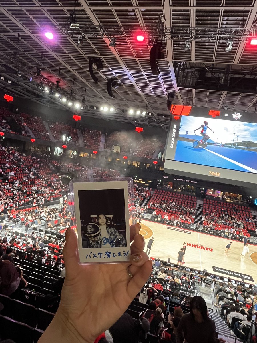Yuiatvxq's tweet photo. 去年もらったチェキとともに

#今日はバスケを観に行く日
#Bリーグ
#庄司浩平 https://t.co/ub2k5hEXSf