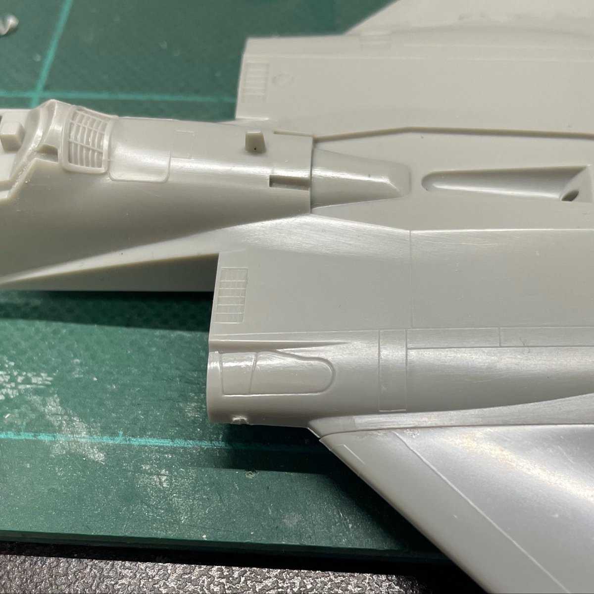 takublock's tweet photo. ハセガワ72の凸版イーグルです

とりあえずF-15に近づけていきます。
あれ？F-15を作ってるんですけどね😅

主翼のフェアリング部の立ち上がりが浅いので深く削りましたよ

ついでに上面もちょっと直線的ラインを意識して、この辺はインテークを付ける時に整えます https://t.co/gtdlMBwxj4
