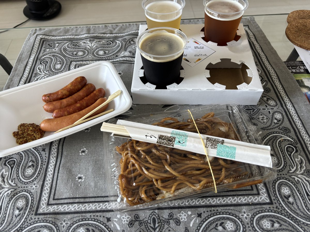 Dora_Nekko_'s tweet photo. 家の真下でやってたフェスの飯を家に持って帰って食べる
割高だし風情も何も無い https://t.co/l2WnHRaicZ