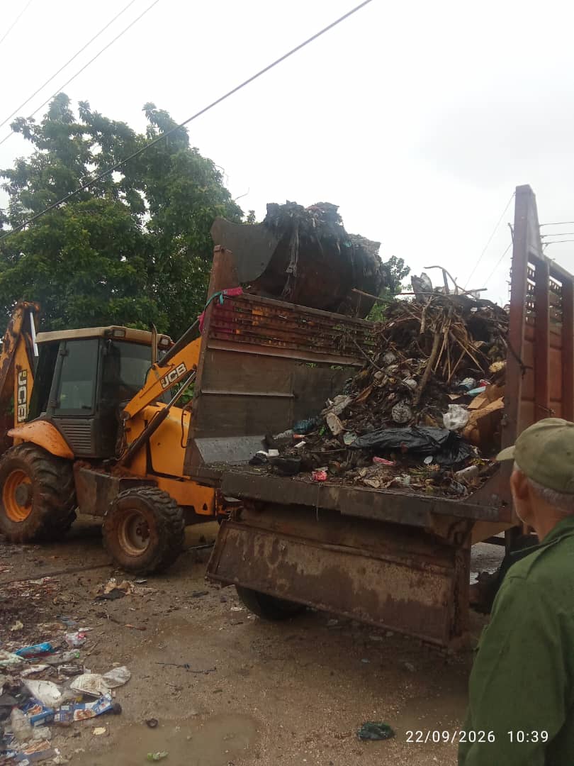 BequeMaya's tweet photo. #Mayabeque 

Se realiza la recogida de desechos sólidos en el municipio de Guines.  El saneamiento es vital para la salud de nuestra población. 

@DiazCanelB @FSoldadodeIdeas @DrRobertoMOjeda @edels https://t.co/6SrB4vrhSH