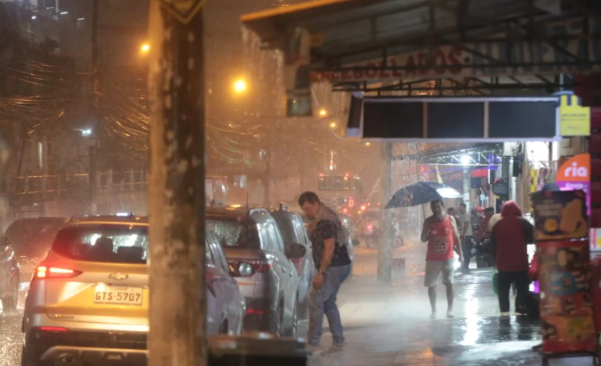 Lagyenews's tweet photo. Guayaquil bajo la lluvia: calles anegadas, tránsito lento y sectores sin luz. La Florida y Martha de Roldós reportaron acumulación de agua, mientras CNEL revisaba una falla en Urdesa para restablecer el servicio eléctrico.

#Guayaquil #clima #lluvias 

Fuente: Expreso. https://t.co/5I2GAjyBdh