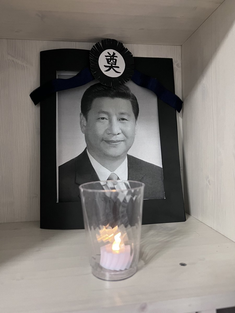 Ofegdaohai's tweet photo. 祝愿伟大的习近平主席高寿73岁、早日驾崩🕯️我用黑色卡纸制作了习近平遗像框，还有花圈���饰，表达了对维尼大帝的尊敬和祝福🎉 https://t.co/O8gUybDKnH