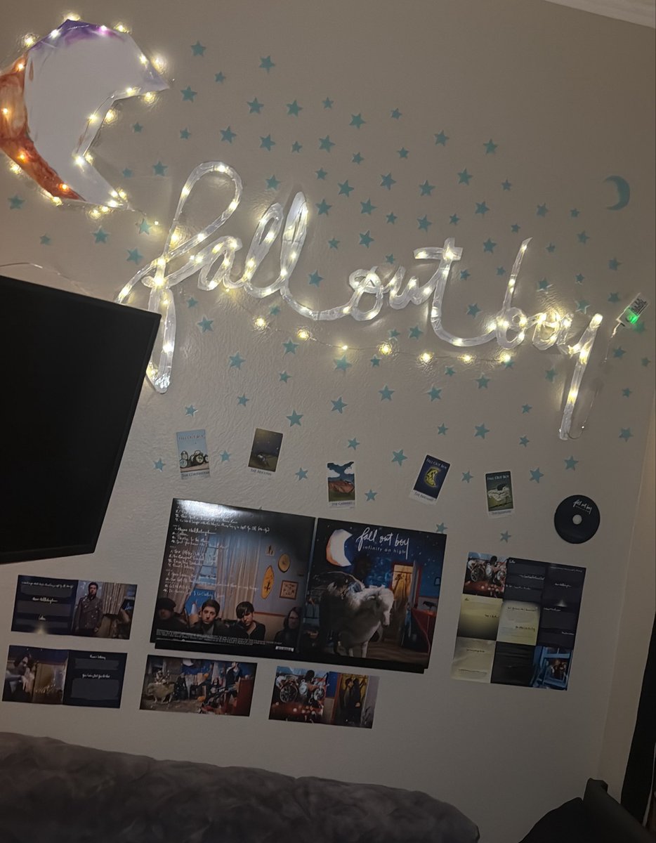 inpavlove's tweet photo. I love my ioh wall But I feel like it’s missing smth. Hm. https://t.co/g5jlnoQXTl