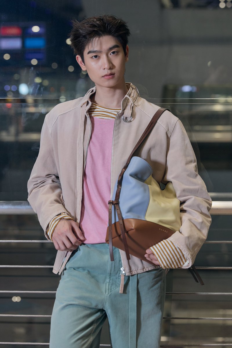 howemagazine_th's tweet photo. “โทมัส-ธีร์ทัศน์” #tthomastc และ “ก้อง-ก้องภพ” #kongjiro ปรากฏตัวที่สนามบินในลุคจาก Marni ก่อนออกเดินทางสู่โชว์ SS27ในฐานะคนไทยคู่แรกที่ได้รับเชิญไปร่วมชมแฟชั่นโชว์ถึงมิลาน

โดย “โทมัส” เลเยอร์เสื้อยืดสีชมพูและสีมัสตาร์ด คู่กับแจ็กเก็ต Giubbotto และกางเกงขากว้างเข็มขัดในตัว ปิดท้ายด้วยกระเป๋า Pod 2.0

ส่วน “ก้อง” เลือกทั้งเซ็ตจากไลน์กาบาร์ดีนลายแปรงทาสี ทั้งเสื้อโอเวอร์เชิ้ตและกางเกง พร้อมกระเป๋า Pod Baguette สี Tri-Color

#Marni #MarniTH #Marniss27
#HOWEMAGAZINE