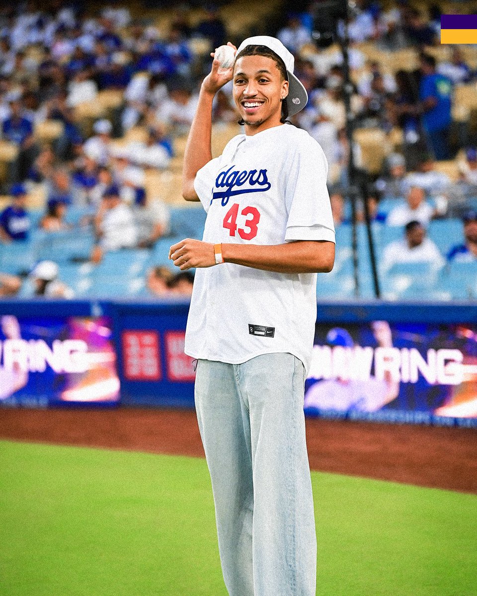 Lakers's tweet photo. LA reppin’ 💜💛💙 https://t.co/JPx7Qoesng