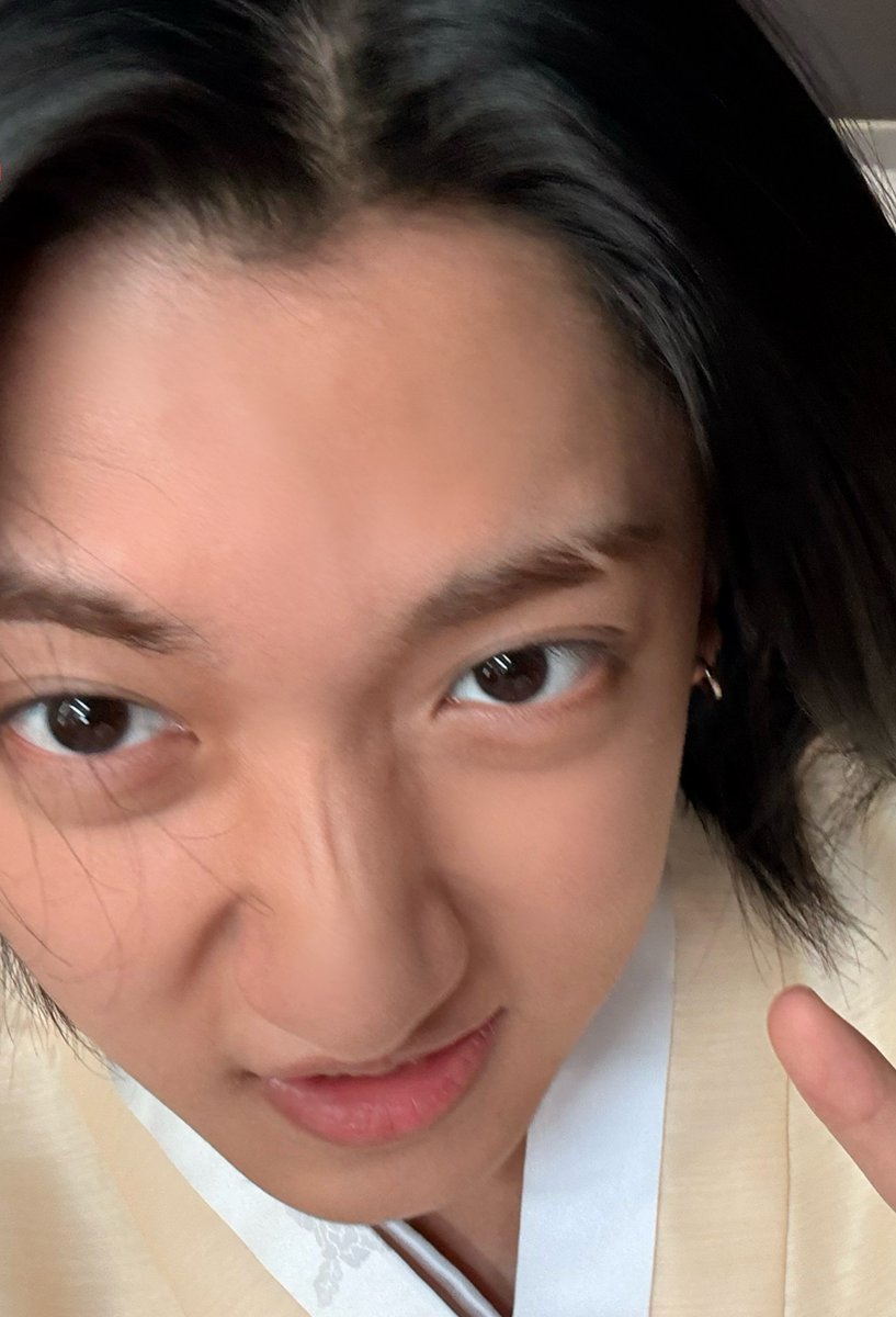 wooblushie's tweet photo. seneng pipinya mulai embul, mam yang banyak adik, mukanya dari pre-debut sampe sekarang tetep menik-menik https://t.co/lTEiBzexfh