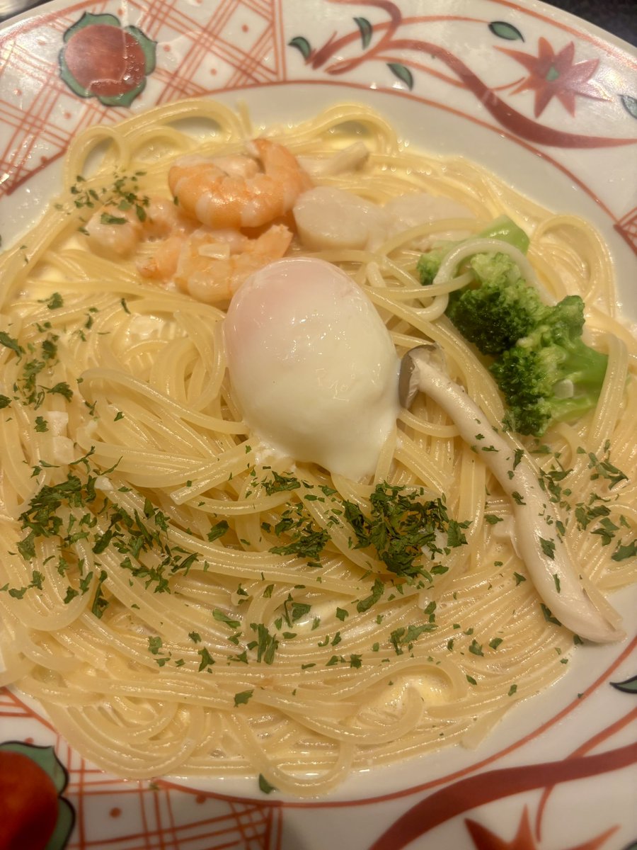 enna1010's tweet photo. 神戸は街歩きが楽しい。
食べるの大好きだけど、チェーン店とコンビニにもよく行ってる🤫

その土地ならではのものを！と思いすぎると疲れちゃうから安心のチェーンとコンビニがありがたい🍝 https://t.co/wlz1TJZMDa