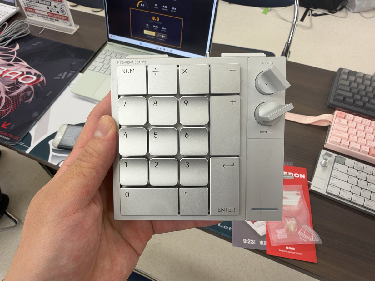Paraph14's tweet photo. あまりにもオシャレすぎるキーボード見にきた！
欲しい…。3ヶ月後くらいにグローバル販売らしい。しかも価格は控えめ。らしい

#tkx26 https://t.co/xHDPUlD1dS