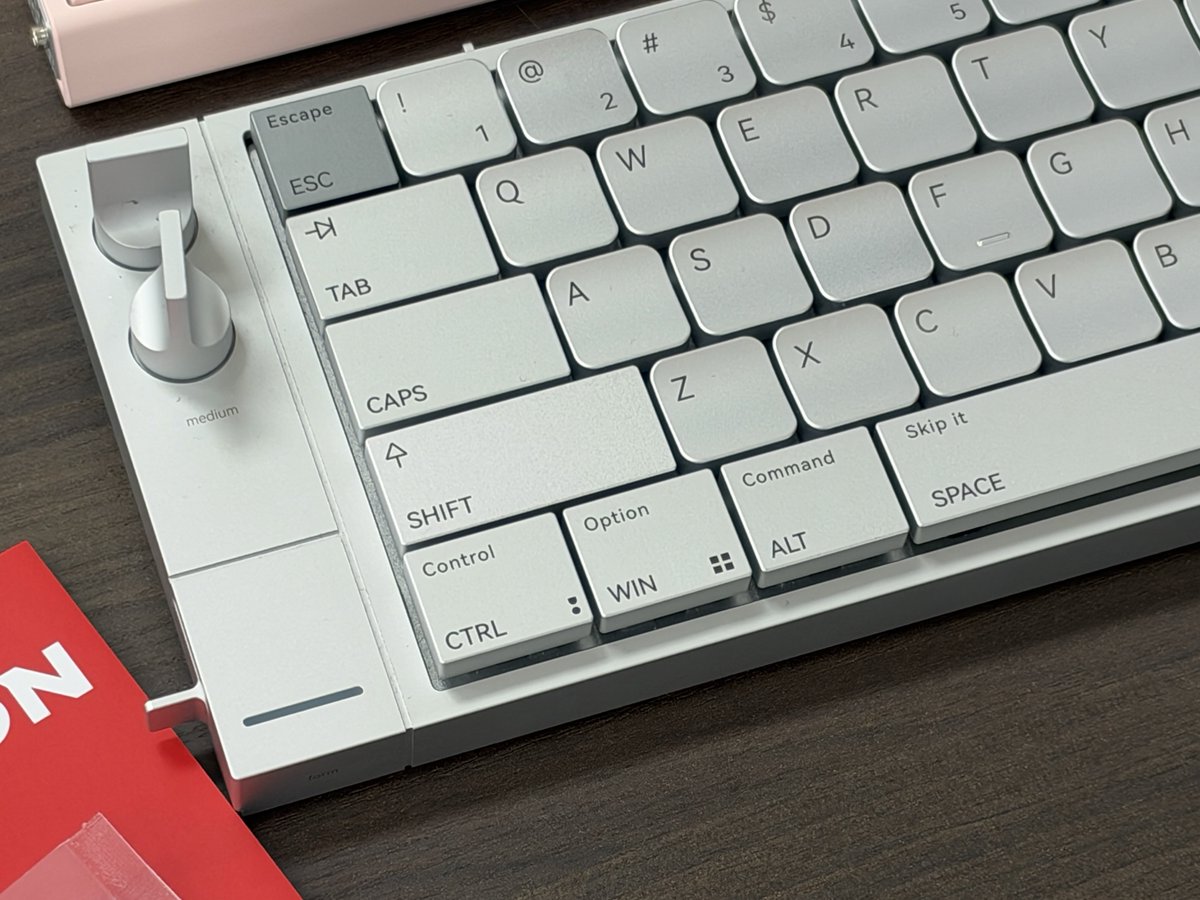 Paraph14's tweet photo. あまりにもオシャレすぎるキーボード見にきた！
欲しい…。3ヶ月後くらいにグローバル販売らしい。しかも価格は控えめ。らしい

#tkx26 https://t.co/xHDPUlD1dS