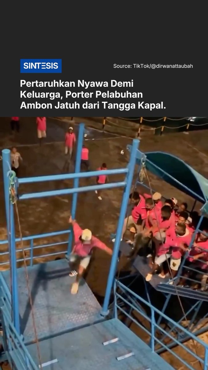 LuanneFreif5bc's tweet photo. Aksi nekat sejumlah porter yang berdesakan dan melompat ke kapal sebelum bersandar di Pelabuhan Yos Soedarso, Ambon, berujung petaka setelah seorang porter terjatuh dari ketinggian akibat terdorong dari belakang. Video insiden yang diunggah akun https://t.co/AI95GVrISI