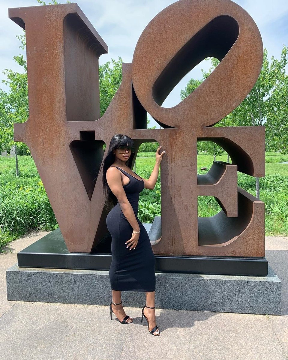 MsParisLee1's tweet photo. Curves, class, and a classic black dress 🖤 https://t.co/W6kEnwakSZ