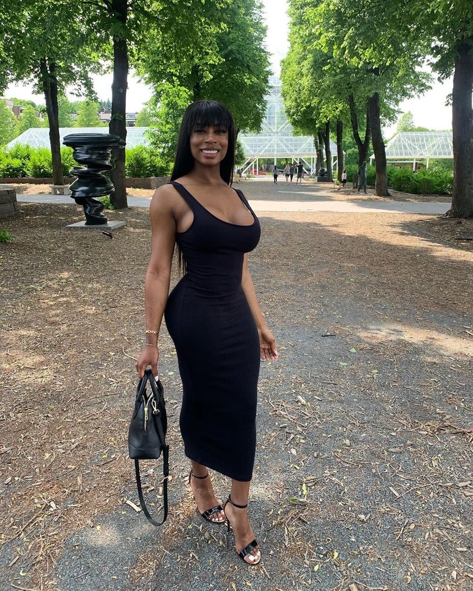 MsParisLee1's tweet photo. Curves, class, and a classic black dress 🖤 https://t.co/W6kEnwakSZ