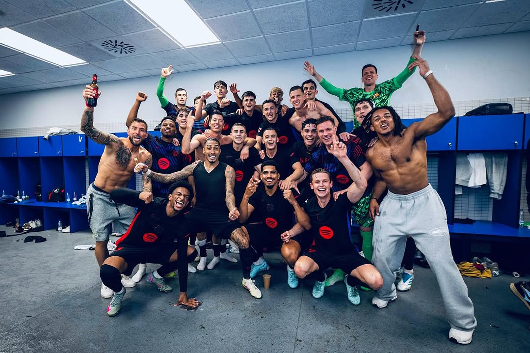 VioletBake30356's tweet photo. Bon dia, culers!
El campionat és blaugrana!!! Visca el Barça!!! 🏆💙❤️ https://t.co/8mju3mIJGB