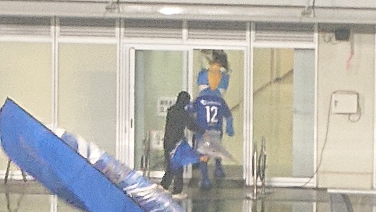 Jake_soccer_25's tweet photo. 殺伐としたTLにゼルビーの後ろ姿を投入 https://t.co/2cSUCKXvqK