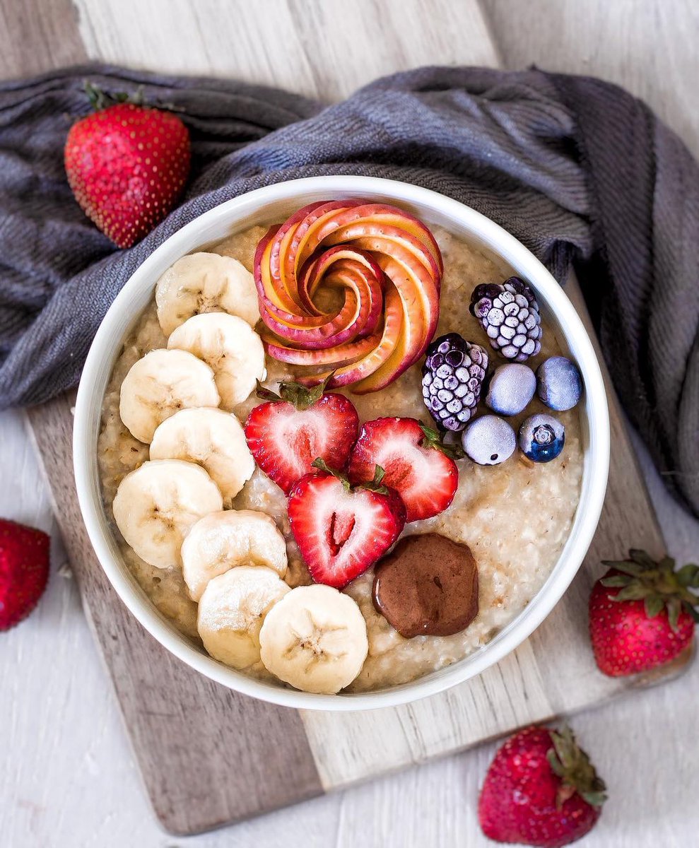 LigiaSolt's tweet photo. Homemade oatmeal bowl with fresh berries and a drizzle of honey—perfect quick pick-me-up for busy mornings! https://t.co/LOxRFXs6hz