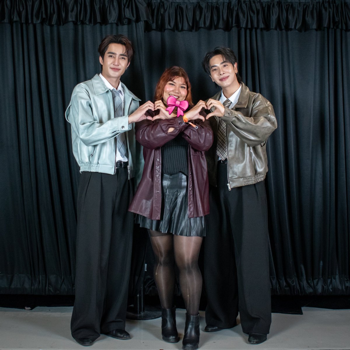 wegathxmix's tweet photo. >"If you can dream it, you can do it"<

So the first photo was me editing with my boy :,) . And now i can finally say "I DID IT" i met my favorite people since 2021✨️🪐💕
Thank you to my boys for everything you brought to my life 🐱🎀

 #EarthMix 
#OLFDreamOninMexico https://t.co/XpJXDsAlL1